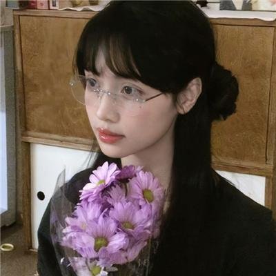 他从火光中走来